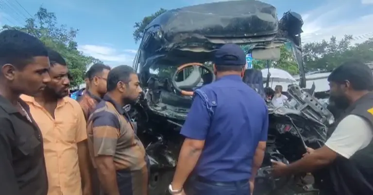 দুর্ঘটনাগ্রস্ত মিনিবাস